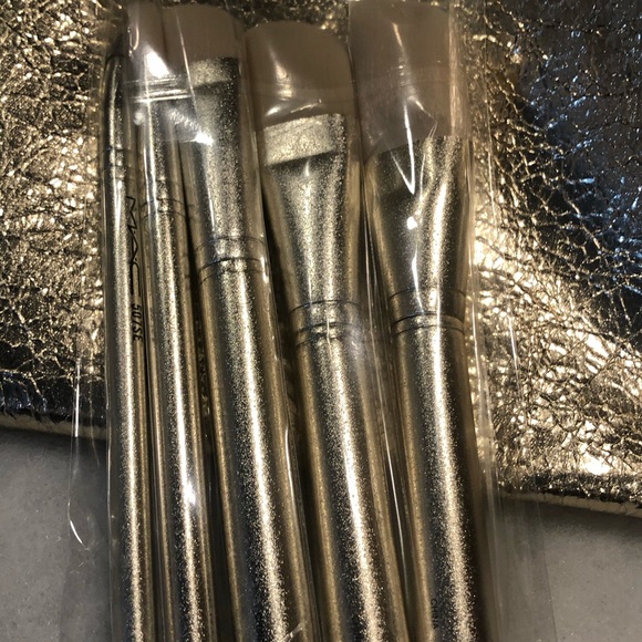 Mac Cosmetics Snowball Make up brushes NWT - Picture 5 of 7
